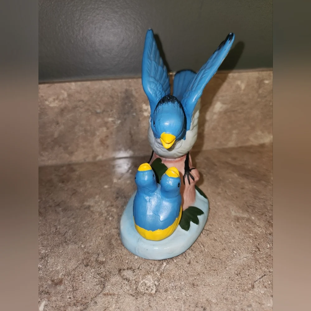 Vintage Unmarked Bluebird‎ With Babies Figurine